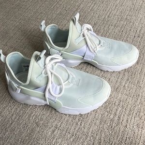 MINT GREEN NIKE HUARACHE